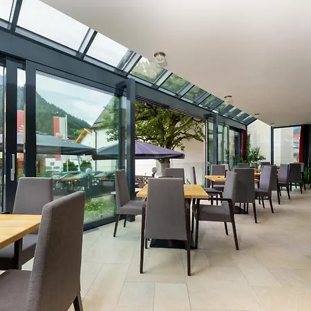 Schwarzer Adler Otel 4*