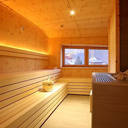 Schwarzer Adler Otel 4*