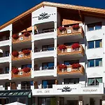 Hotel Schwarzer Adler 4*
